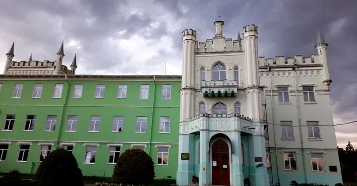 Палац у Білокриниці: від замку до коледжу