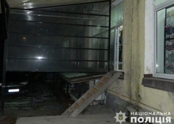 У Борщеві двоє підлітків викрали з магазину "електронок" на понад 10 тисяч
