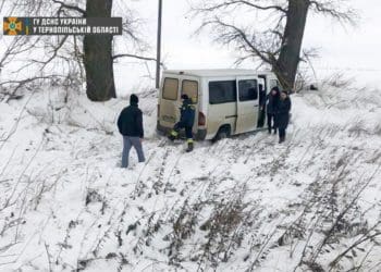 Молоковоз, вантажівку і бус допомагали відбуксирувати рятувальники на дорогах Тернопільщини