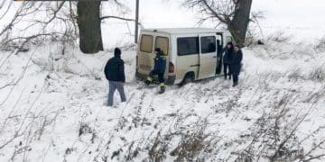 Молоковоз, вантажівку і бус допомагали відбуксирувати рятувальники на дорогах Тернопільщини