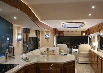 Найдорожчі будинки на колесах: королівська розкіш