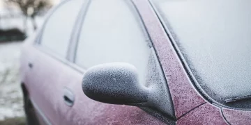 Крижане скло автомобіля вранці: звідки береться і як цього уникнути