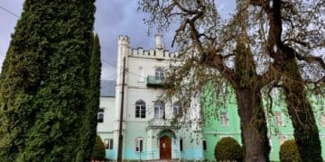 Палац у Білокриниці: від замку до коледжу