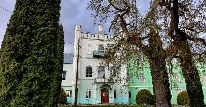 Палац у Білокриниці: від замку до коледжу
