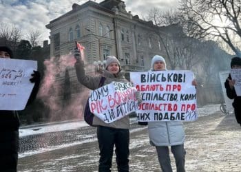 Демобілізації та визначення термінів служби вимагали родичі військових під час мирного мітингу у Тернополі