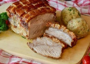 Соковита та смачна свиняча грудинка запечена у фользі: святковий рецепт