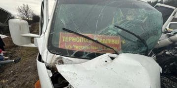 Водій легківки не впорався з керуванням і врізався в мікроавтобус