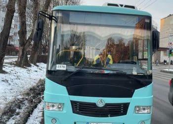 Тернополянка поки виходила з маршрутки зламала ногу