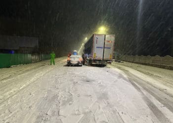 На засніжений дорозі поблизу села Хмелівка не розминулися Chevrolet Volt і вантажівка