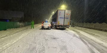 На засніжений дорозі поблизу села Хмелівка не розминулися Chevrolet Volt і вантажівка