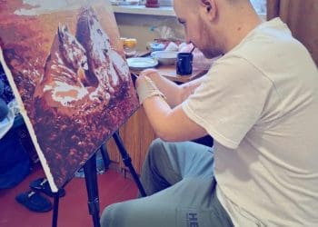 Воїн з Тернополя, який втратив на війні кисті обох рук, малює дивовижні картини