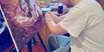 Воїн з Тернополя, який втратив на війні кисті обох рук, малює дивовижні картини