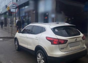 У Тернополі кермувальник запаркувався просто на зупинці