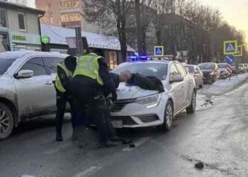 Лаявся та погрожував гранатою перехожим та поліцейським дебошир у Тернополі