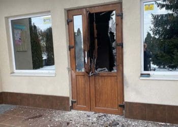 Двері до Білокриницької селищної ради, можливо, підірвали гранатою