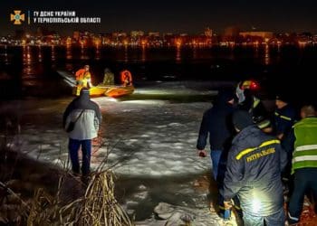 за сотню метрів від берега рятували рибалку