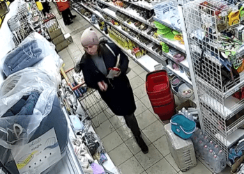 Тернопільські поліцейські просять допомогти впізнати магазинну крадійку