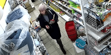 Тернопільські поліцейські просять допомогти впізнати магазинну крадійку