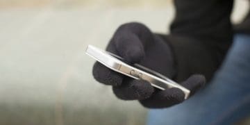 Тернополянин спокусився на телефон і банківську картку у духовному центрі