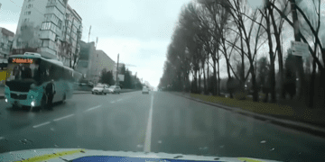 У Тернополі водій проігнорував рух колони автомобілів, які супроводжували загиблого воїна