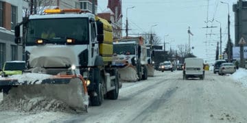 Додаткова техніка і комунальники розчищали вулиці Тернополя до ранку