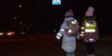 Школярі Тернопільської громади знову можуть безкоштовно отримати світловідбиваючі елементи