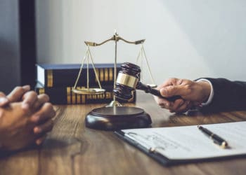 На Лановеччині судили громадянина РФ, який поширював листівки з символами СРСР та георгіївськими стрічками