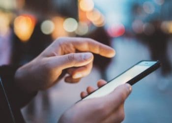 У Тернополі чоловік попросив телефон подзвонити і втік з ним