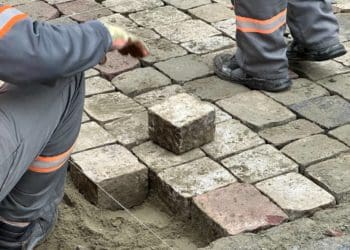 У Тернополі знайшли застосування старій бруківці – передали військовим