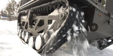 На Тернопільщині зібрали наземний дрон, щоб дистанційно вивозити бійців з поля бою