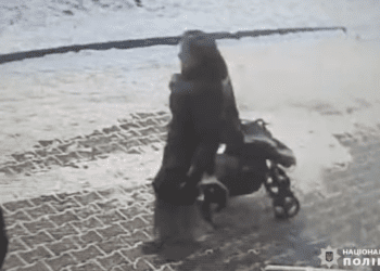 Невідома жінка у Тернополі поцупила дитячий візок