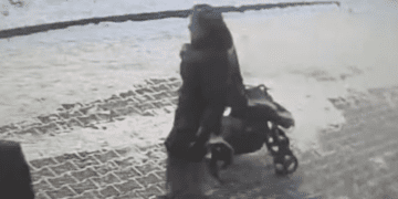 Невідома жінка у Тернополі поцупила дитячий візок