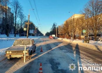 На засніженій дорозі водій ВАЗ збив жінку на "Східному" у Тернополі
