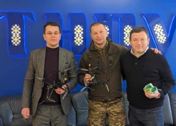 Випускник ТНПУ, а нині захисник Степан Барна отримав від університету антидронну рушницю