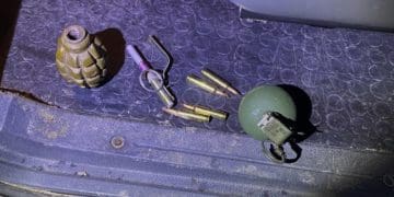 Предмети, схожі на запали до РПГ, гранати та набої виявили у пасажира тернопільські патрульні