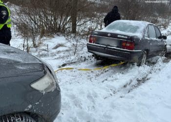 Через сніг у пастку потрапили водії на дорогах Тернопільщини