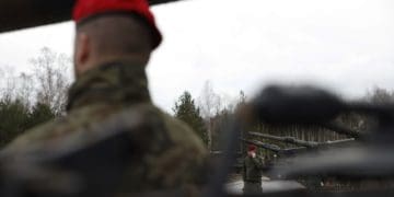 Якби РФ напала на Польщу, скільки чоловіків готові захищати країну: результати опитування