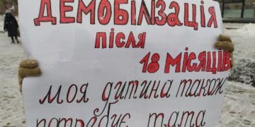 “Наші хлопці не зі сталі”: дружини і родичі військових вийшли на мирну акцію у Тернополі