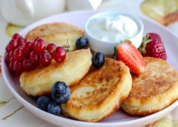 Традиційний ураїнський десерт: 5 незвичних рецептів сирників