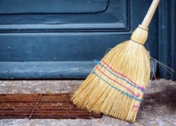 Три місця в домі, де не можна зберігати віник: народні прикмети