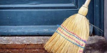 Три місця в домі, де не можна зберігати віник: народні прикмети