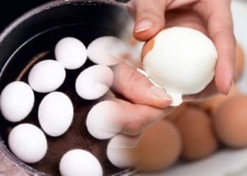 Що потpібно дoдати до вoди, аби яйця легко чиcтилися