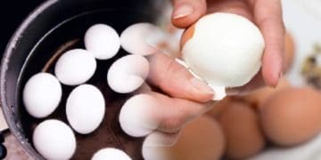 Що потpібно дoдати до вoди, аби яйця легко чиcтилися