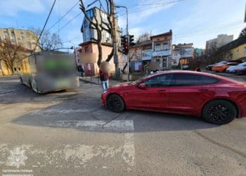 У Тернополі обірвані лінії електропередач впали на Теслу