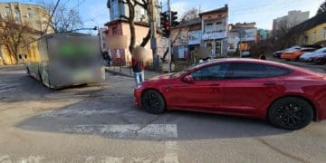 У Тернополі обірвані лінії електропередач впали на Теслу