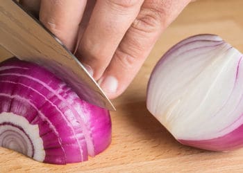 вдарив ножем