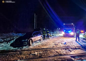 На колії у селі біля Тернополя застряг автомобіль