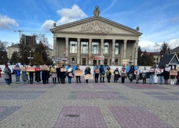 Матері та дружини полонених військових вийшли на акцію протесту у Тернополі