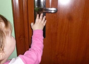 дитина зачинилась