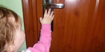 дитина зачинилась